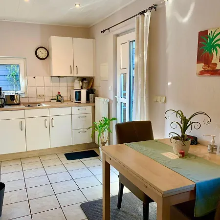 1 Raum Mit Kuechenzeile In *